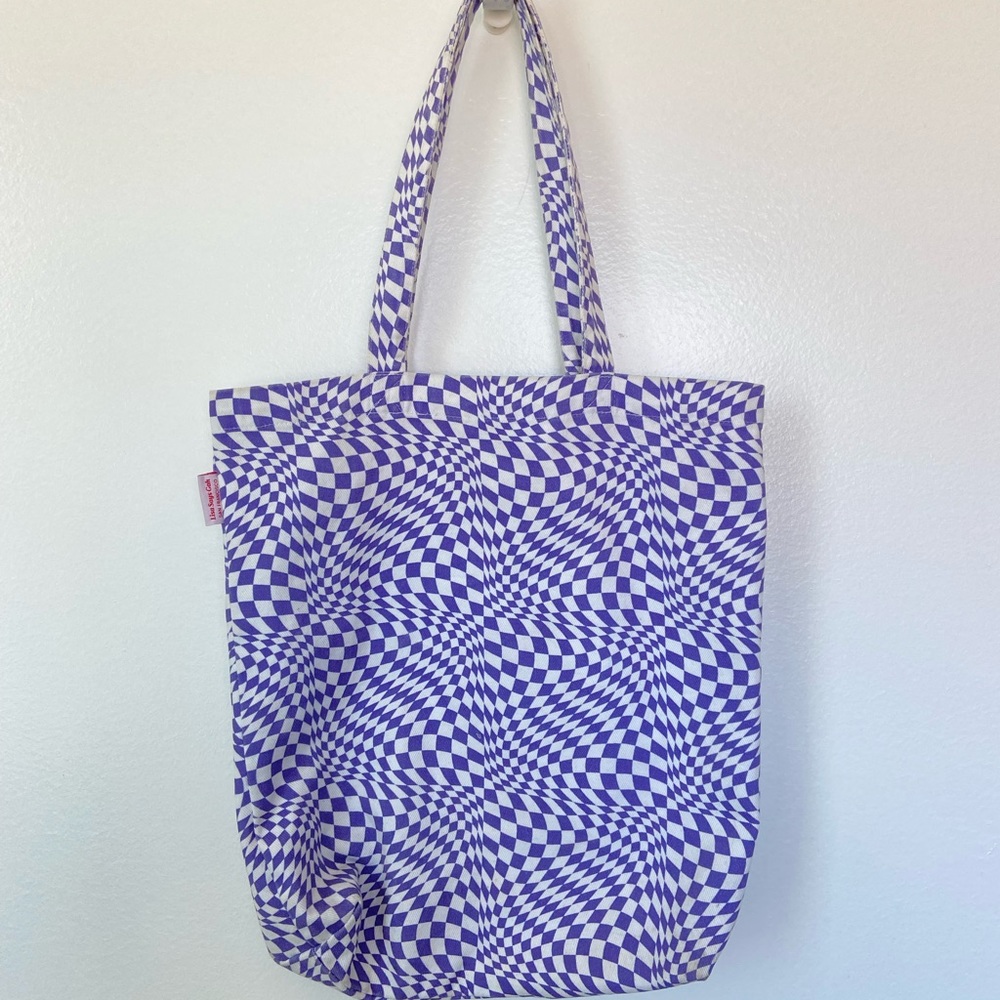 Lisa Says Gah Trippy checker tote bag in purple sample